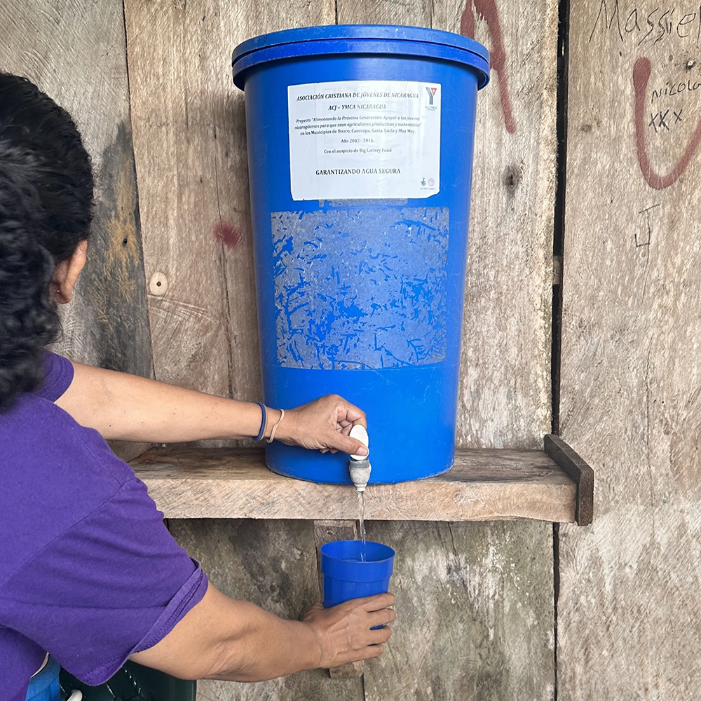 blue-water-filter-jug-with-cup